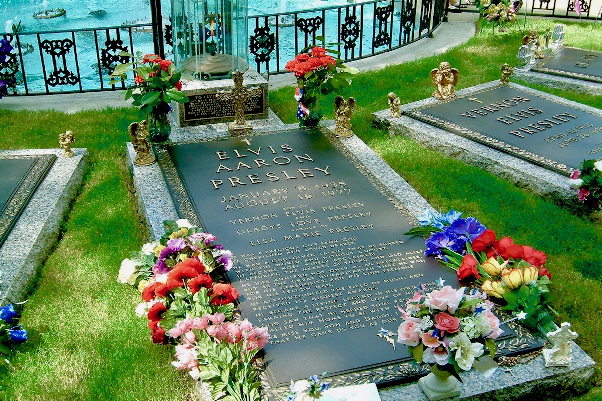 Elvis - Gravesite at Graceland in Memphis